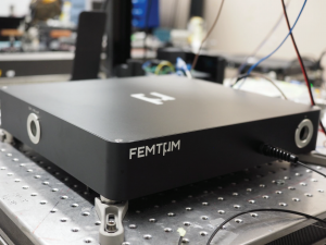 Femtum Amp 2800可放大2.8um左右飛秒到連續(xù)波信號，增益系數(shù)10-20dB抑月。
